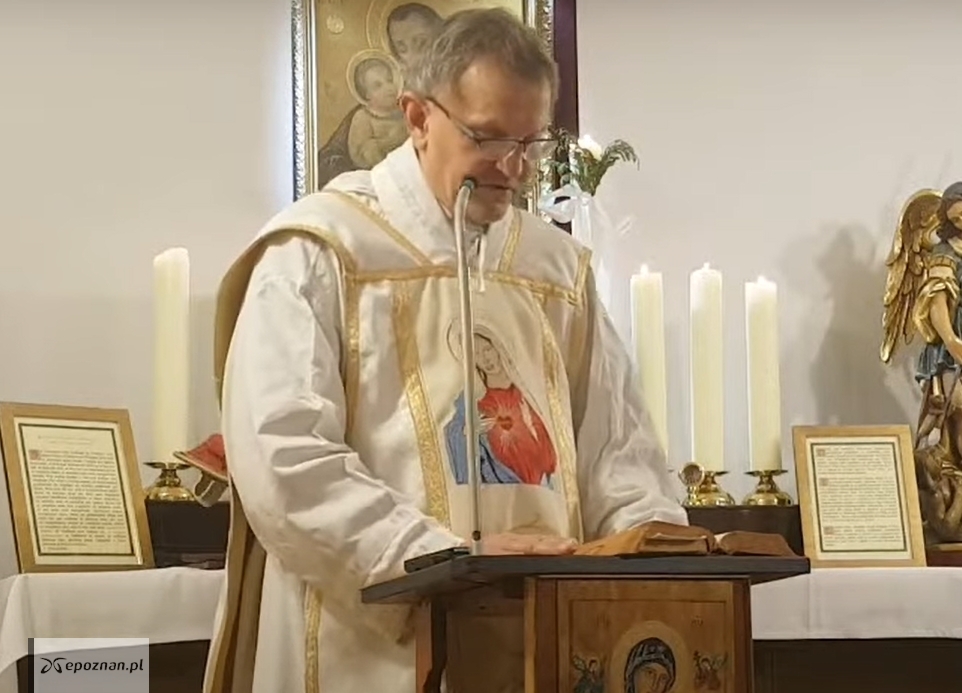 Ksiądz Woźnicki zaprasza na Wigilię. | fot. Kadr filmu YT Wroniecka.