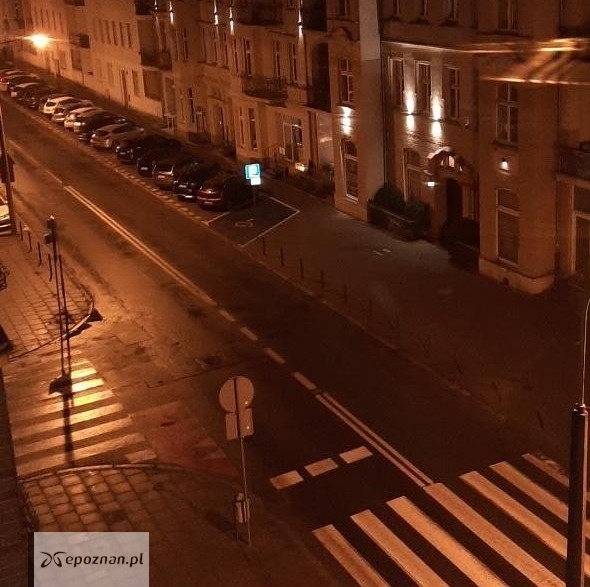 Czytelniczka skarży się, że po 7.00 na ulicy wciąż nie pracowała ekipa Aquanetu | fot. Czytelniczka